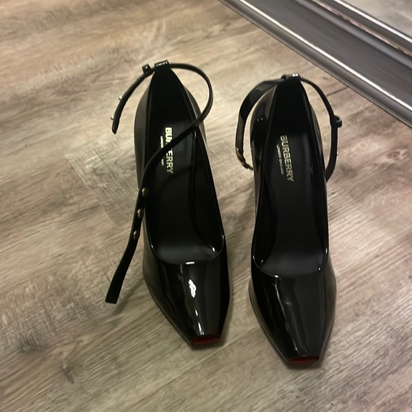 Burberry heels - Picture 1 of 5